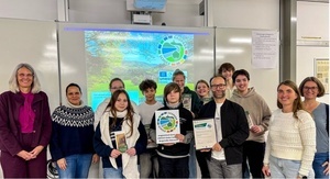 Auf dem Bild zu sehen: Frau Ferrari (li), Frau Stauffert (2.v.li), Herr Seilheimer (5.v.re.), Frau Mack-Gnir� (2.v.re), Frau Habeck (re) sowie Sch�ler*innen des Bergstra�en-Gymnasiums bei der �bergabe der Geopark-Plakette. Bild: Erles