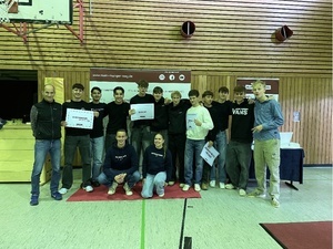 Michael Bausewein (li.) und Sch�ler*innen der Jahrgangsstufe 1